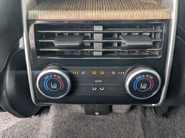 Used 2024 White Land Rover SE image 14
