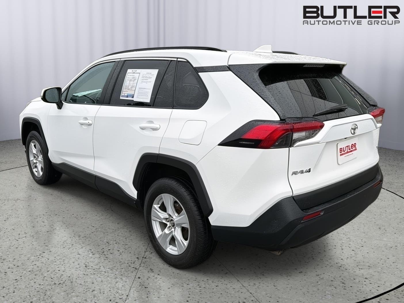 Used 2020 Super White Toyota XLE image 4