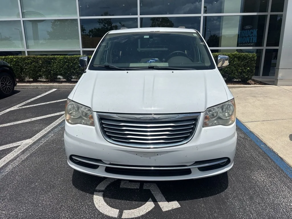 2014 Chrysler Town & Country Touring-L's photo
