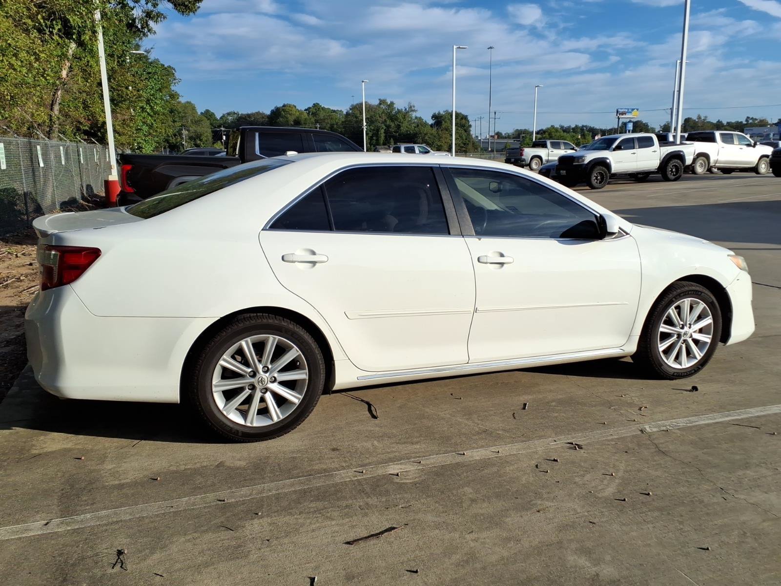 Used 2014 Super White Toyota XLE image 9
