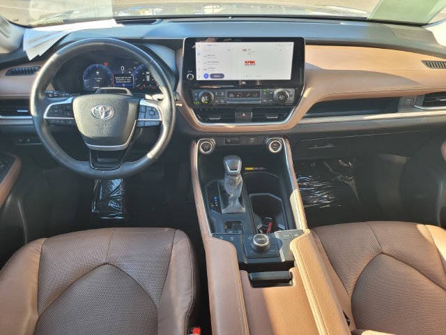 Used 2025  Toyota Platinum image 16
