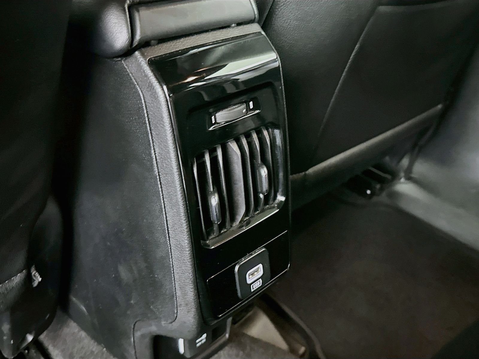 Used 2024 Bright White Clearcoat Jeep Latitude image 23