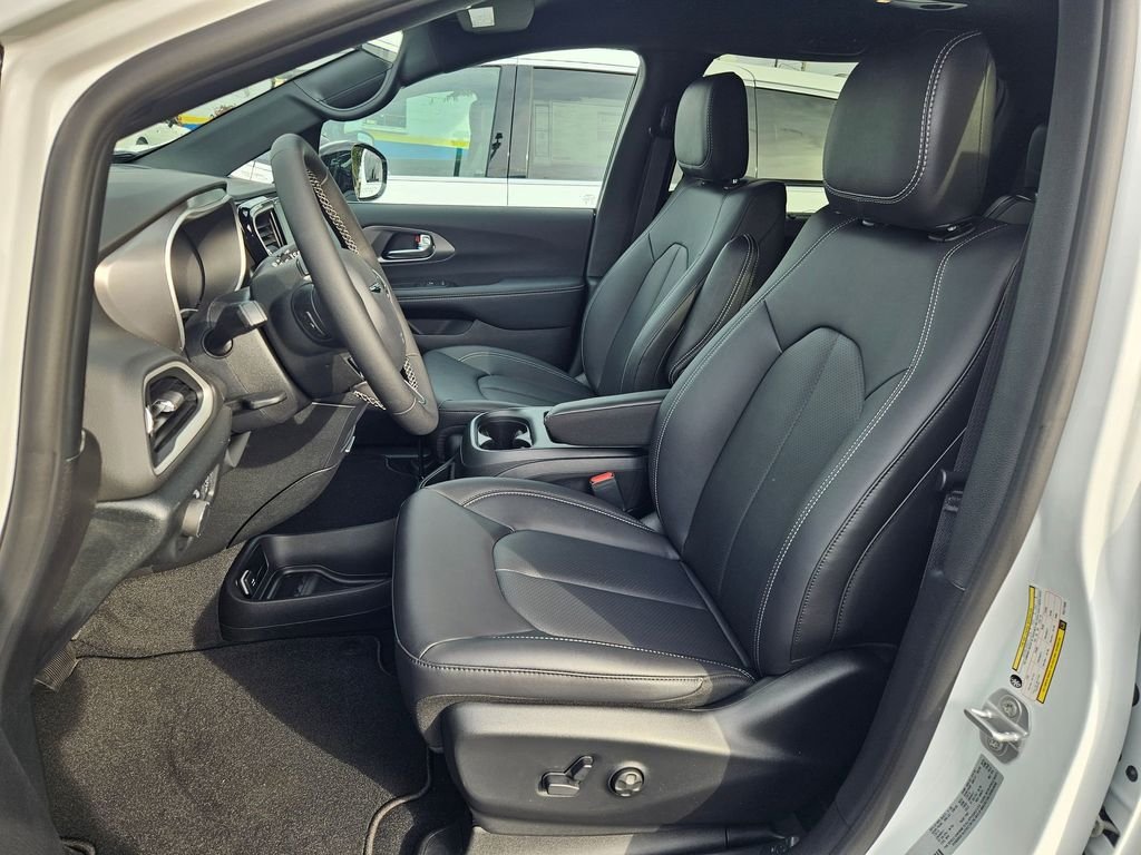 2026 Chrysler Voyager LX - Photo 14