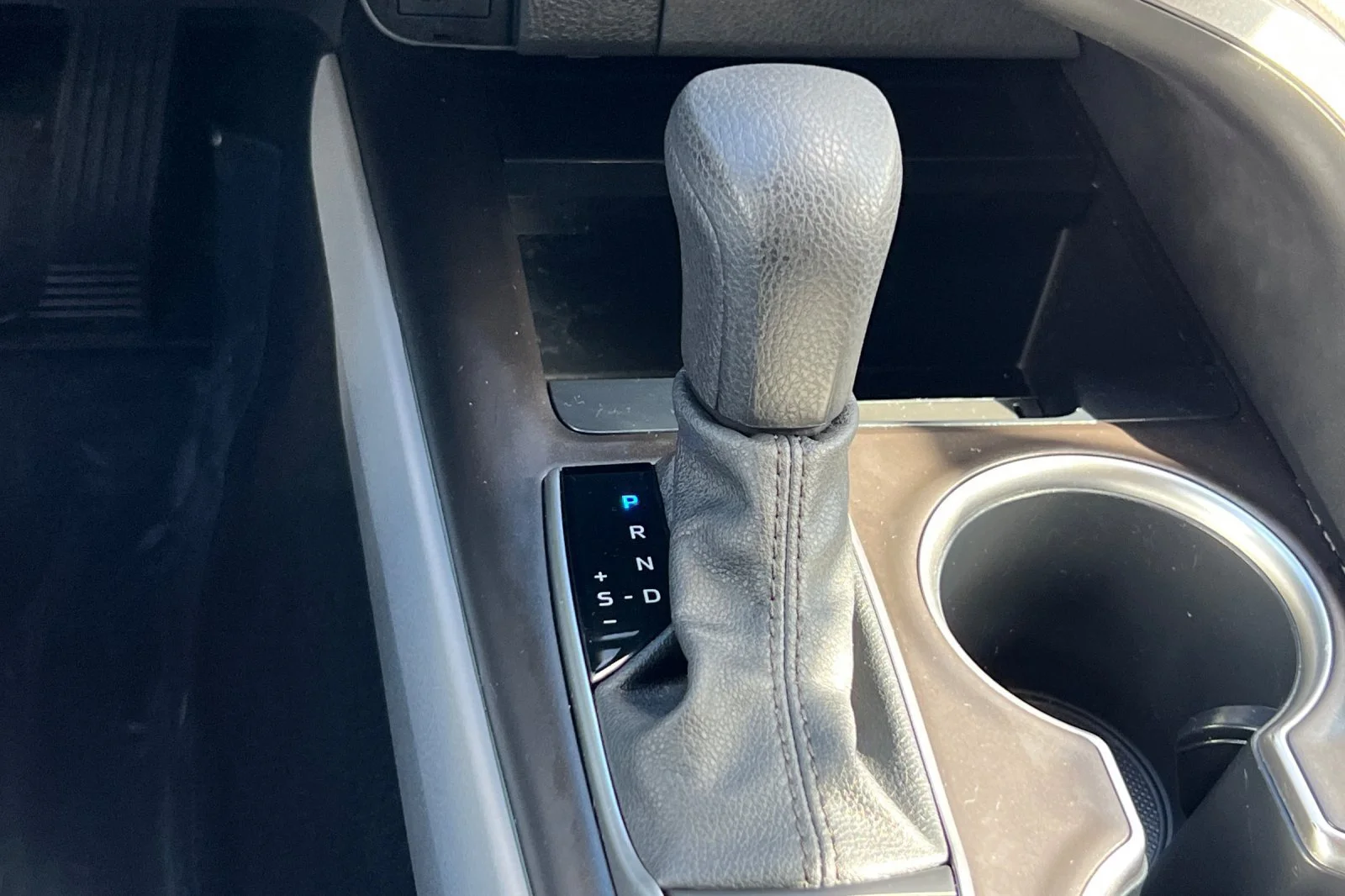 Used 2022 Gray Toyota LE image 21