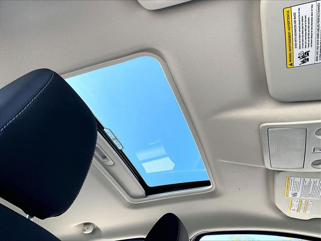 Used 2022 Lightning Blue Metallic Ford SE image 22