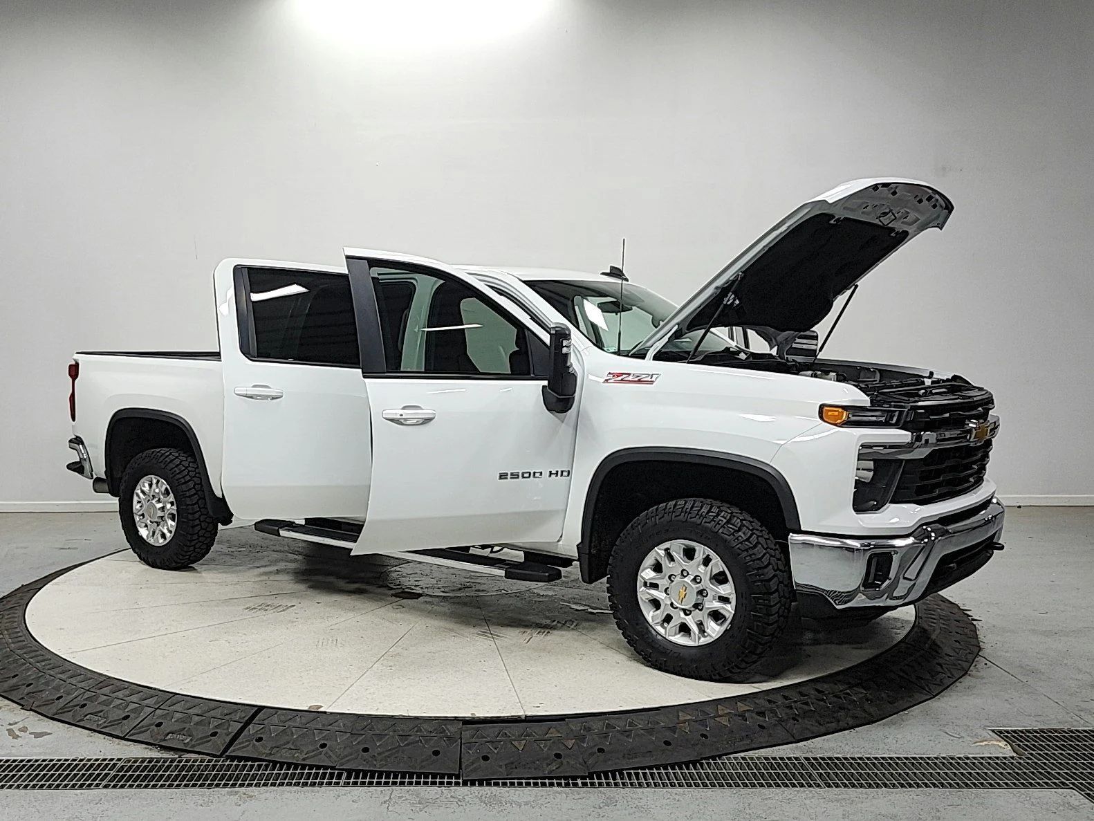 Used 2024 White Chevrolet LT image 9