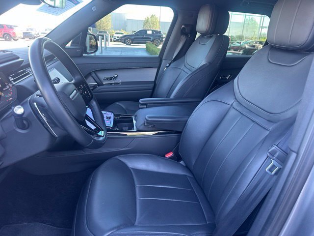 Used 2023 Gray Land Rover SE Dynamic image 9