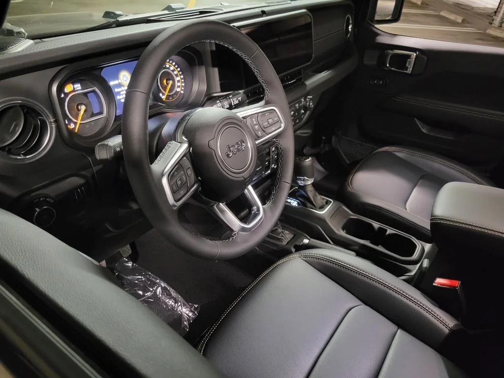 New 2026 Black Clear-Coat Exterior Paint Jeep Sahara image 3