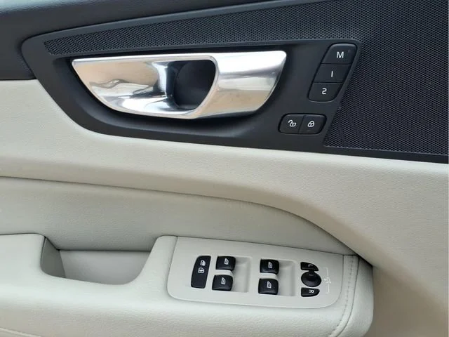 Used 2022  Volvo Momentum image 18