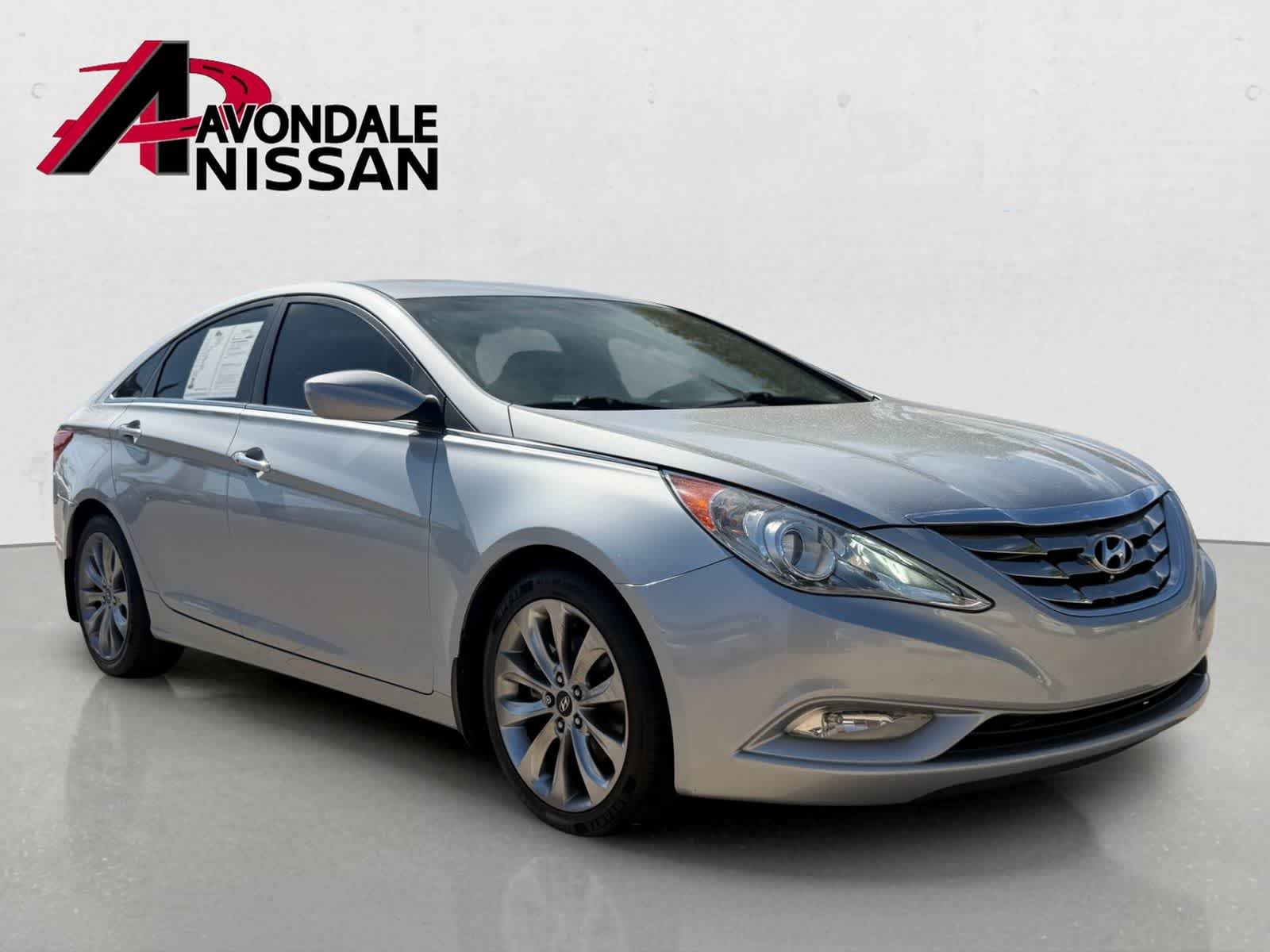 Used 2011 Radiant Silver Metallic Hyundai SE image 8