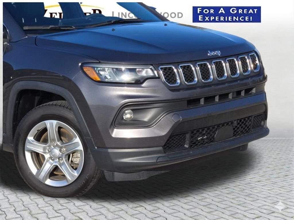 Used 2024  Jeep Latitude image 2
