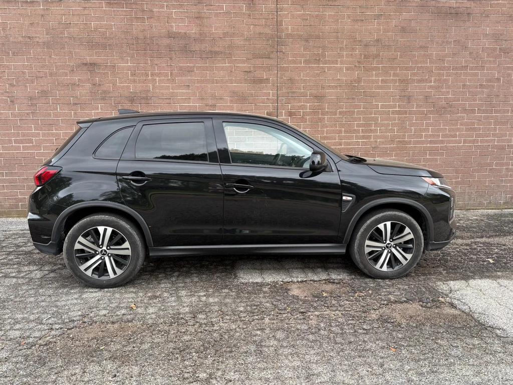 Used 2025 Labrador Black Pearl Mitsubishi ES image 6