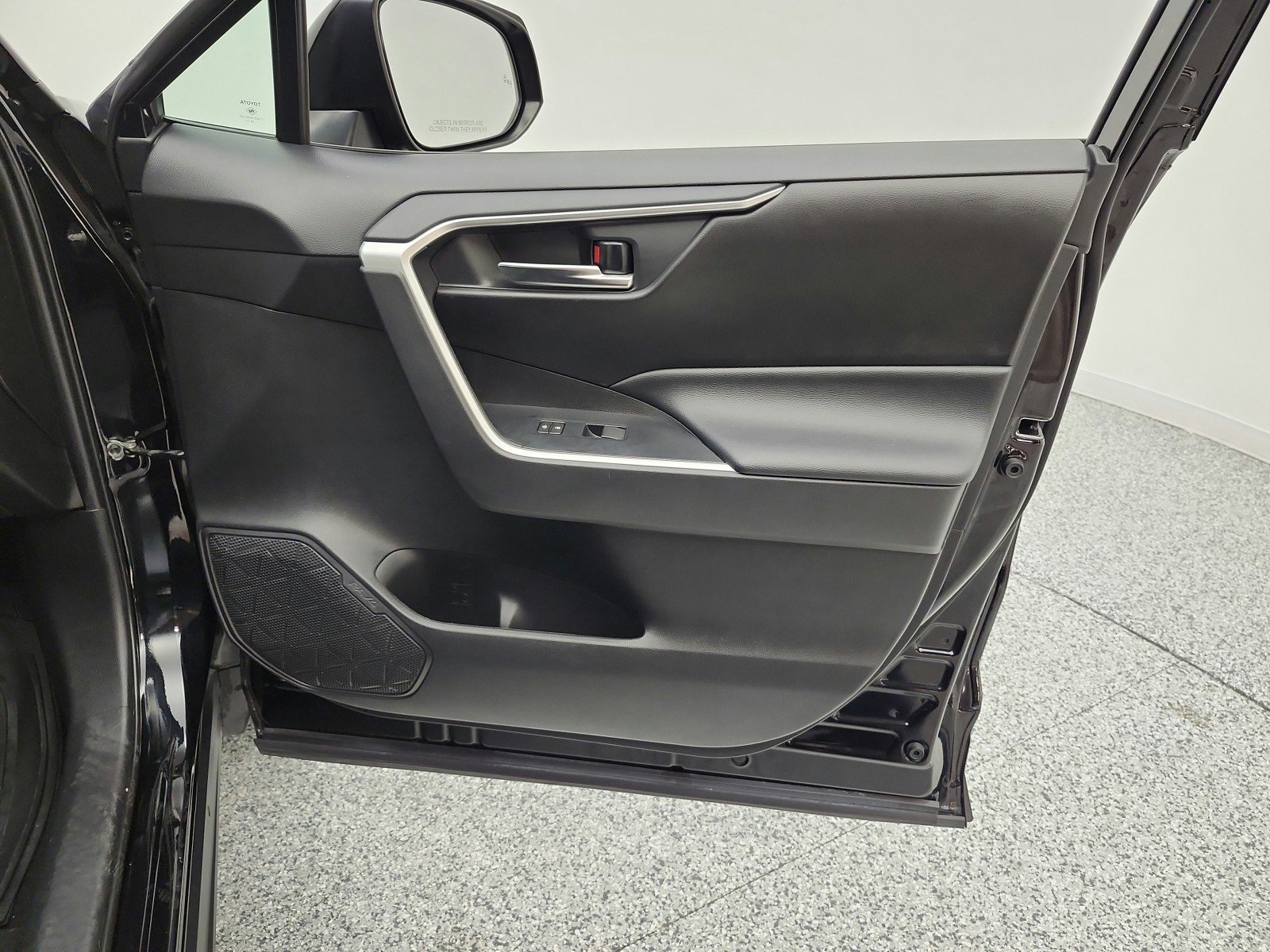 Used 2020 Midnight Black Metallic Toyota XLE FWD (Natl) image 18