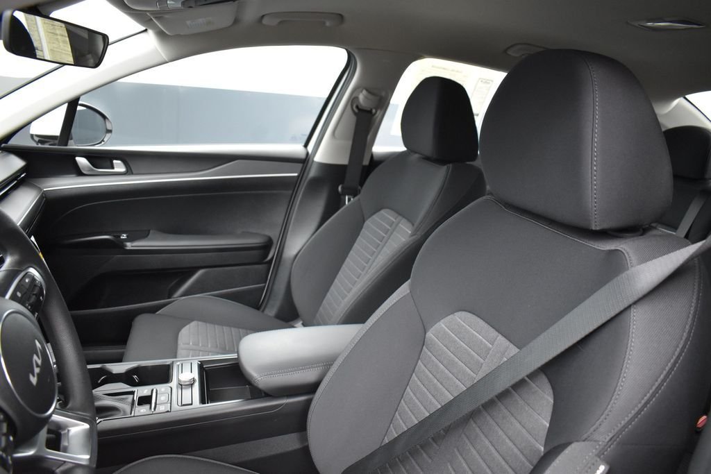 Certified Used 2025 Snow White Pearl Kia LXS image 9