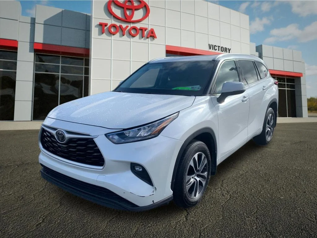 Used 2020 White Toyota XLE image 7