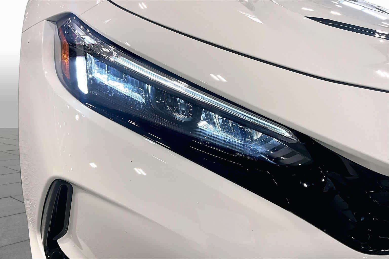 Used 2025 Championship White Honda  image 24