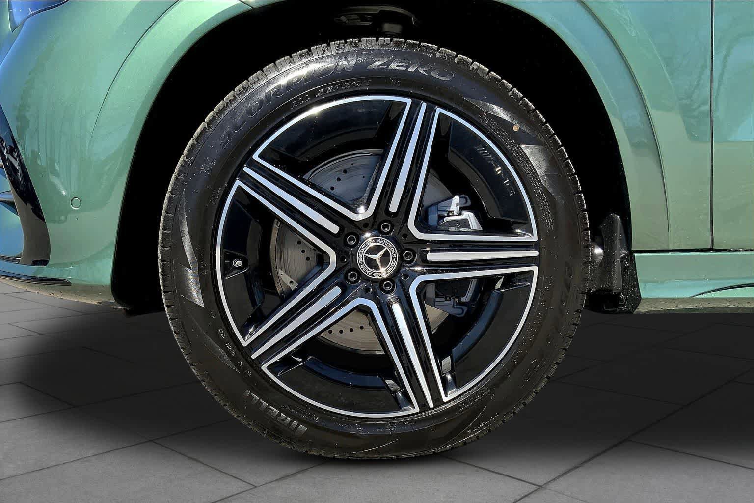 New 2026 MANUFAKTUR Ireland Mid Green Metallic Mercedes-Benz GLE 450 image 15