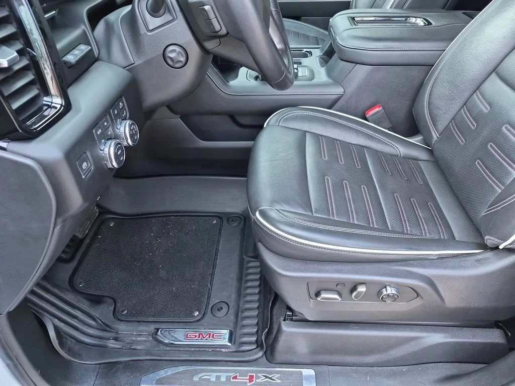 Used 2022 White GMC AT4X image 31
