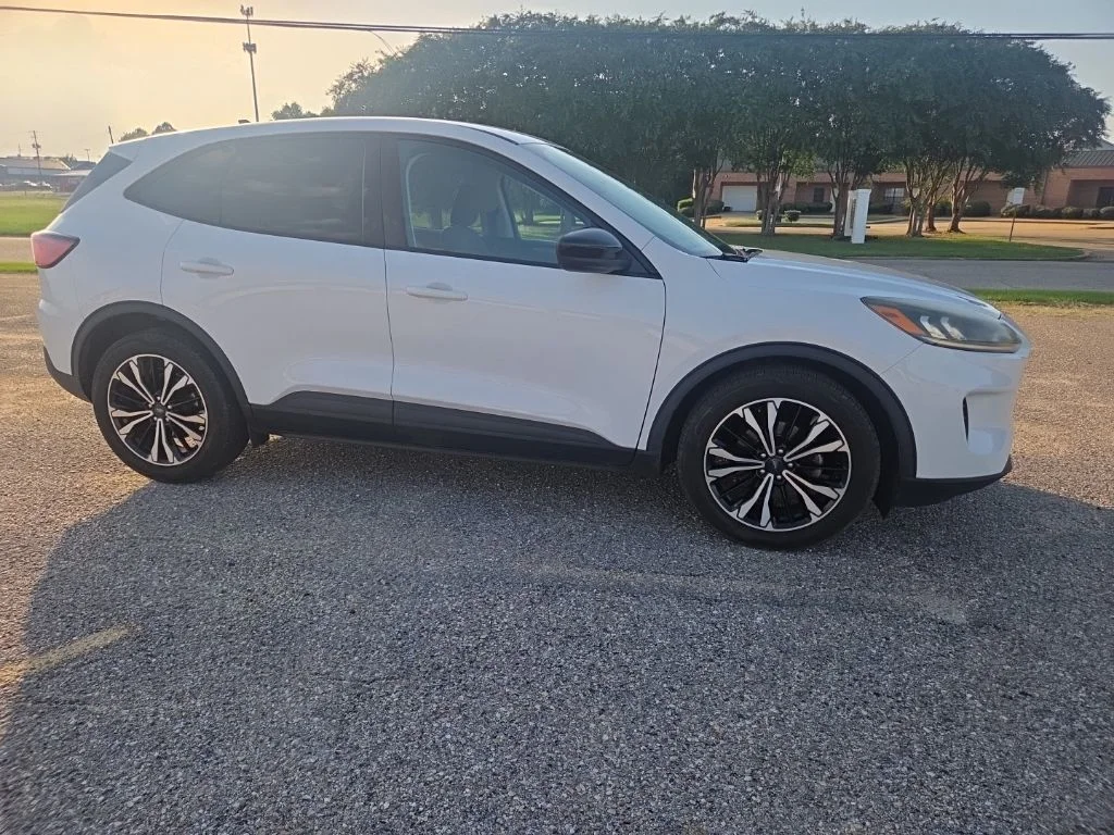 Used 2021 White Ford SE image 17