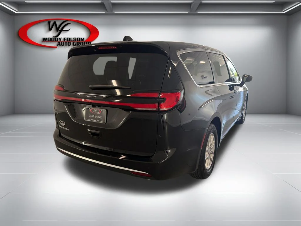New 2027 Diamond Black Crystal Pearl-Coat Paint Chrysler Select image 6