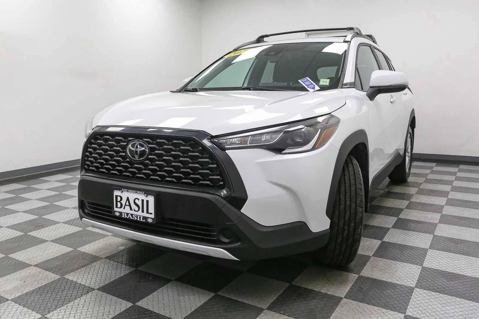 Used 2022 Wind Chill Pearl Toyota LE image 4