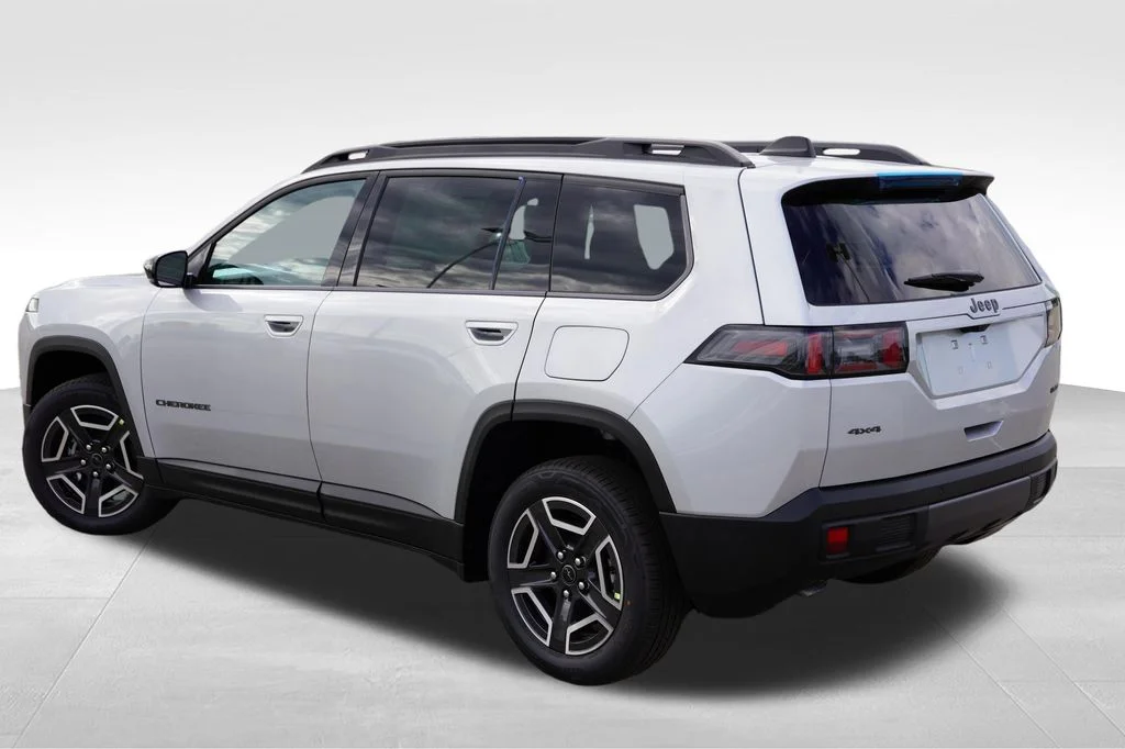 New 2026 Silver Zynith Clearcoat Jeep Limited image 5