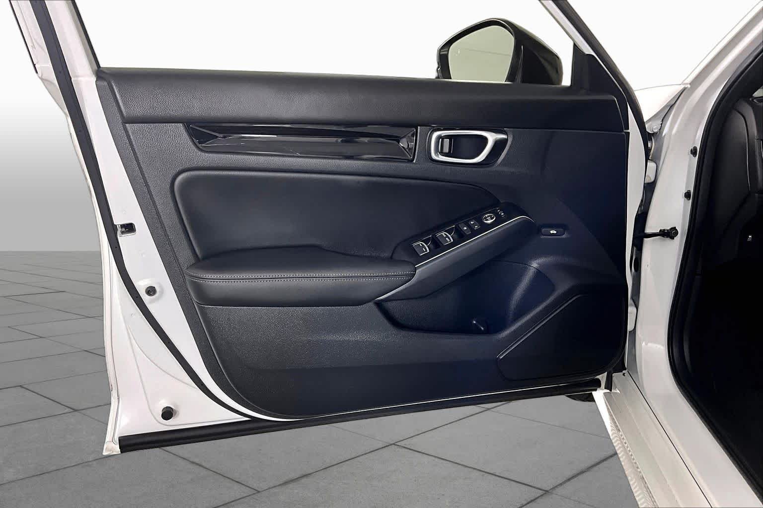 Used 2025 Platinum White Pearl Honda Sport Touring image 21