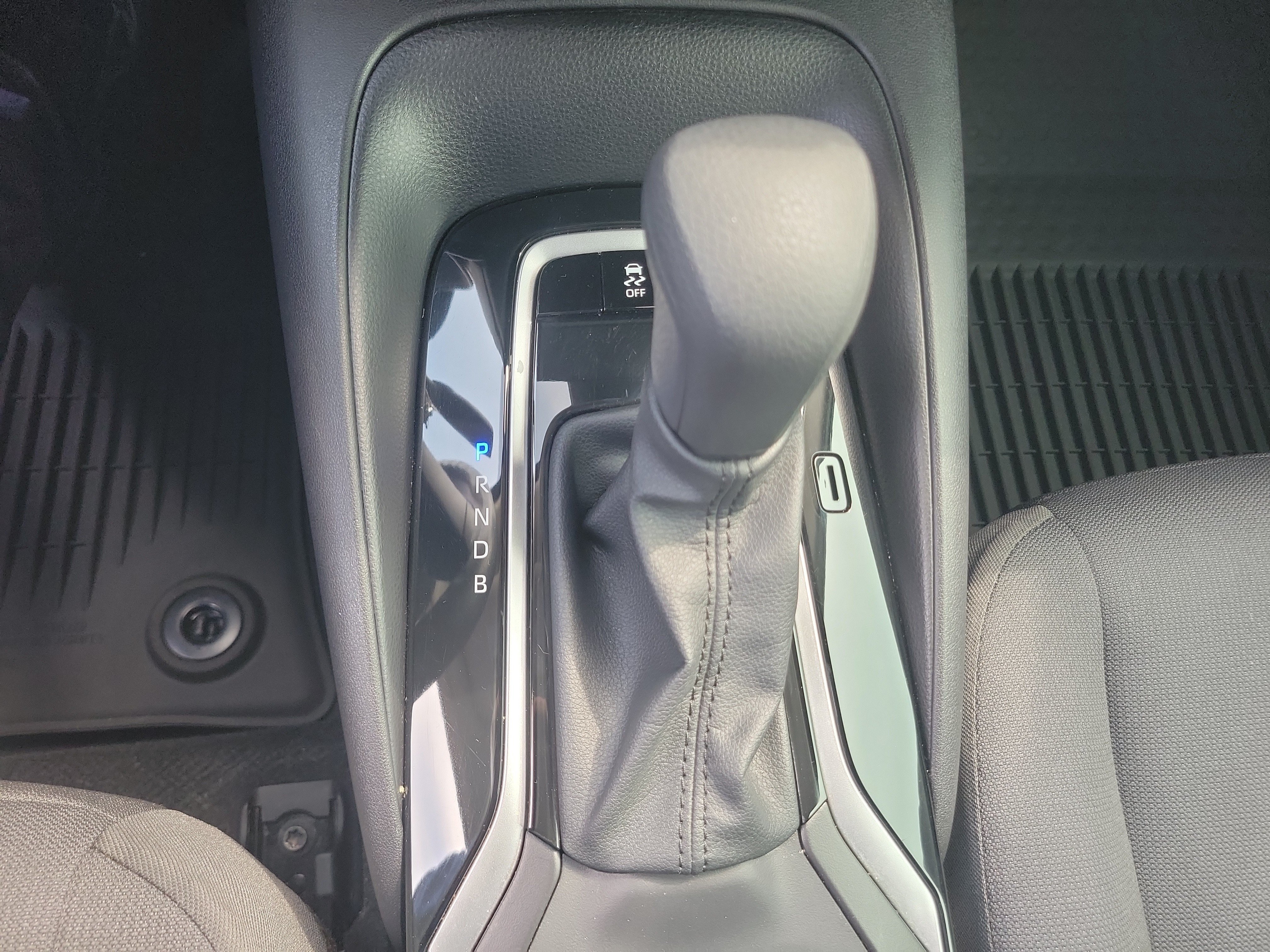 Used 2025 Pearl Toyota LE image 26