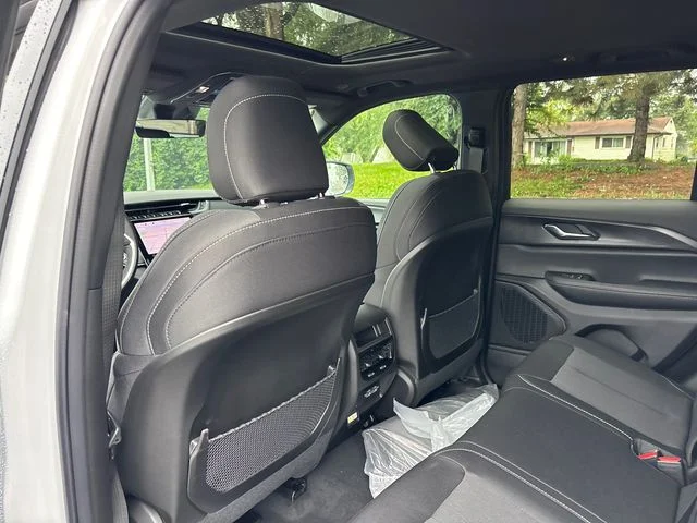 New 2027 White/off-white Jeep Laredo X image 10