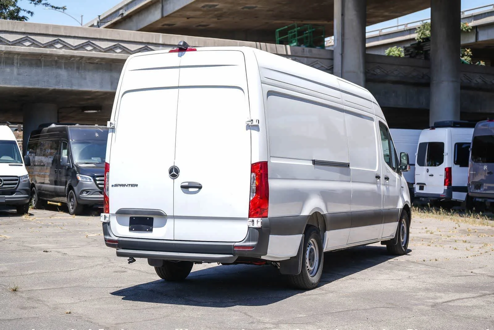 New 2025 Arctic+White Mercedes-Benz Cargo 170WB High Roof 113kw Battery RWD SO Motor image 7