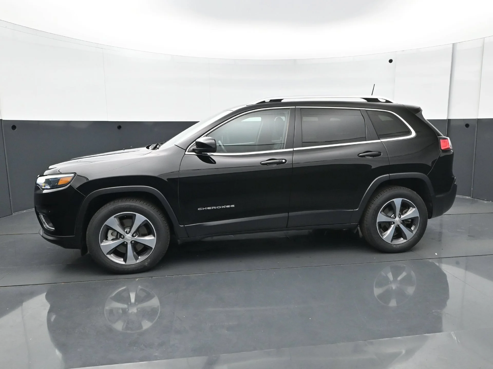 Used 2019 Jeep Cherokee Limited with VIN 1C4PJMDX3KD161304 for sale in Burnsville, Minnesota