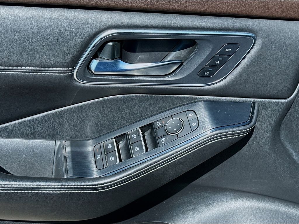 Used 2021 Super Black Nissan Platinum image 18