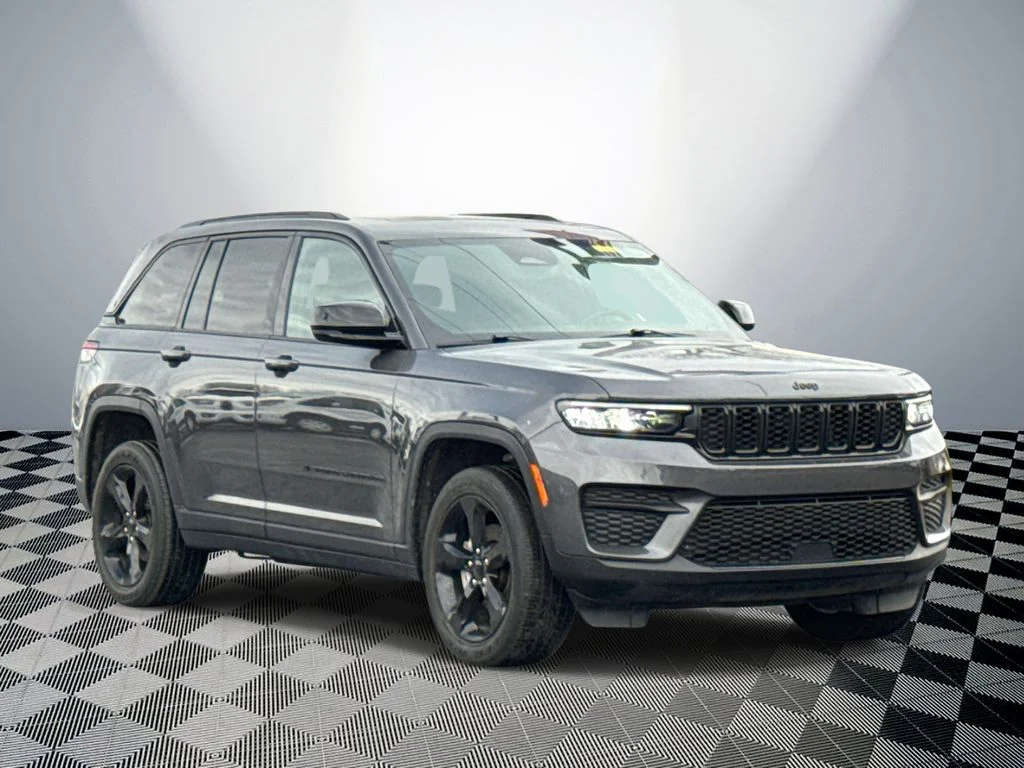 Used 2024 Gray Jeep Altitude X image 4