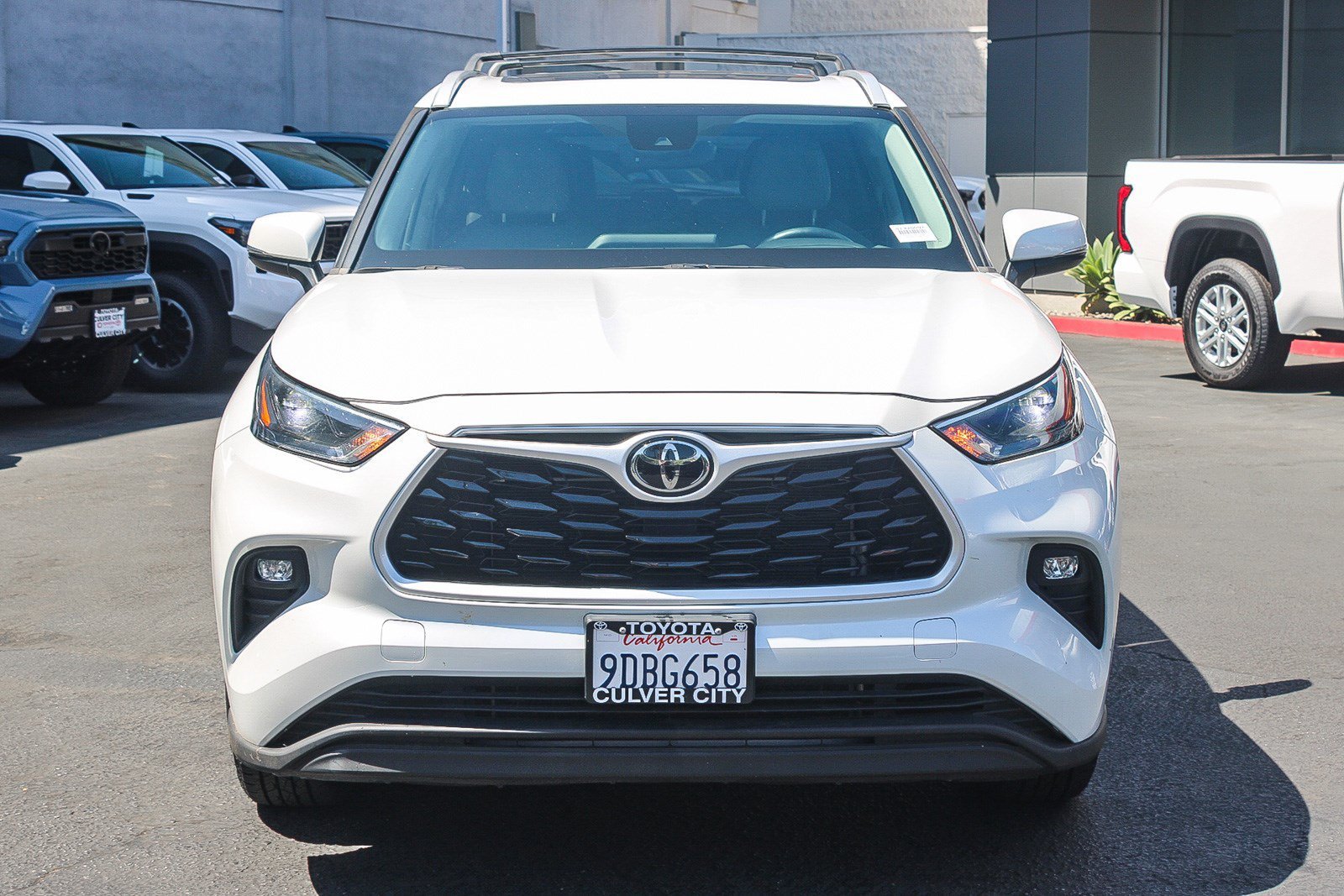 Used 2022 Wind Chill Pearl Toyota XLE image 2