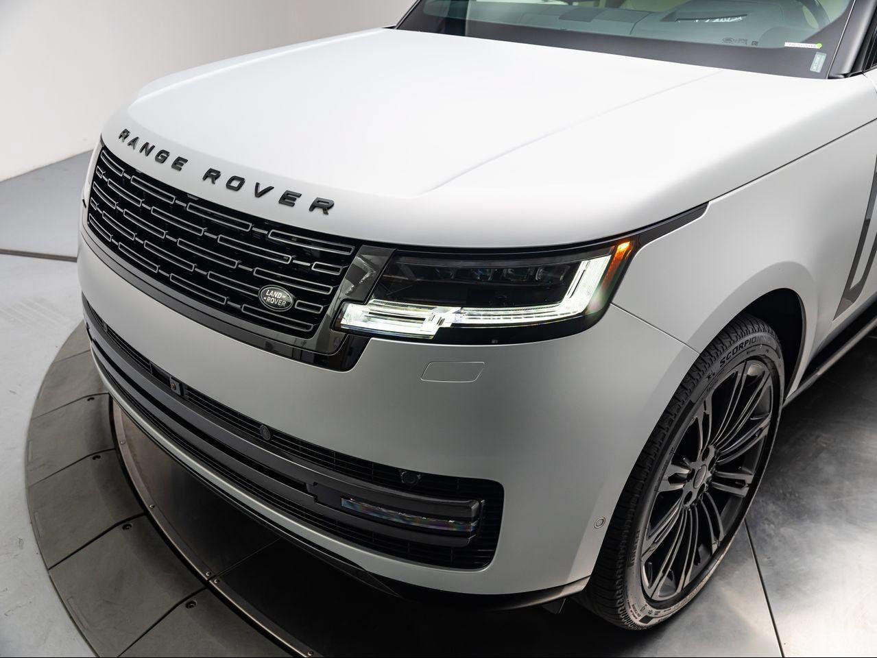 New 2026 Ethereal Frost Satin Land Rover P530 SE image 9