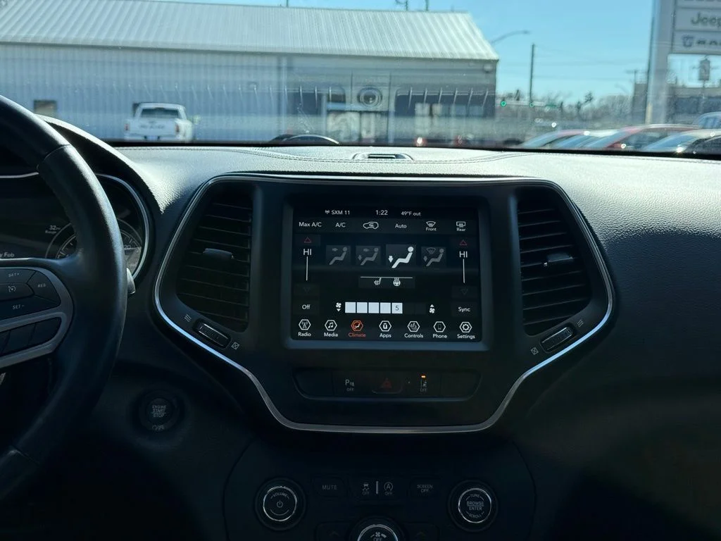 Used 2021 Black Jeep Latitude Lux image 19