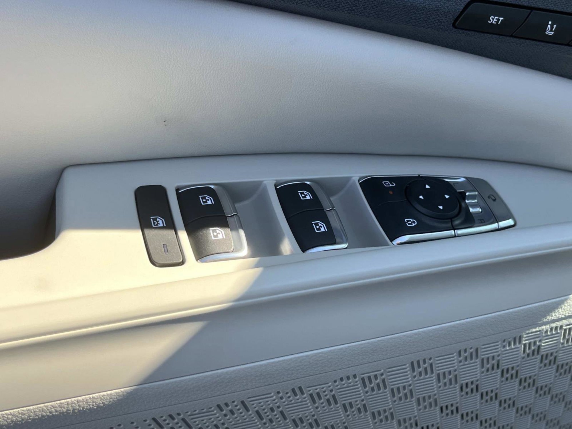 New 2026 Ceramic Silver Kia EX image 26