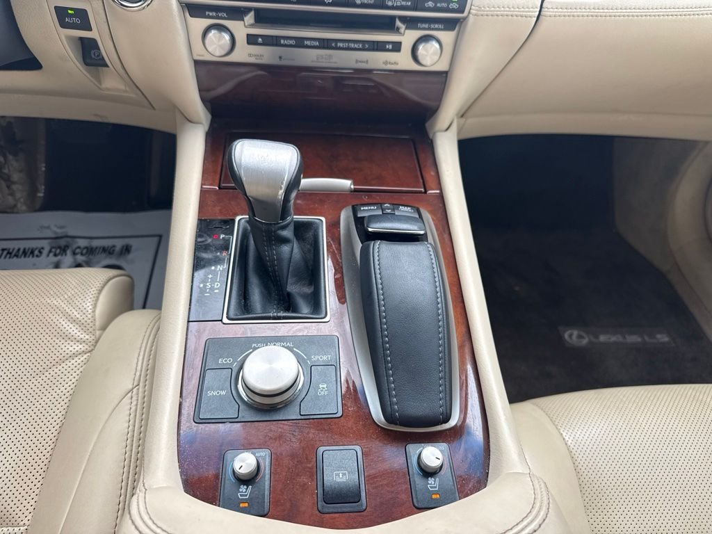 Used 2014 White Lexus 460 image 21