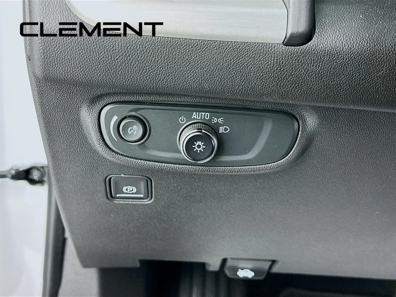 Used 2022 Summit White GMC SLE image 14