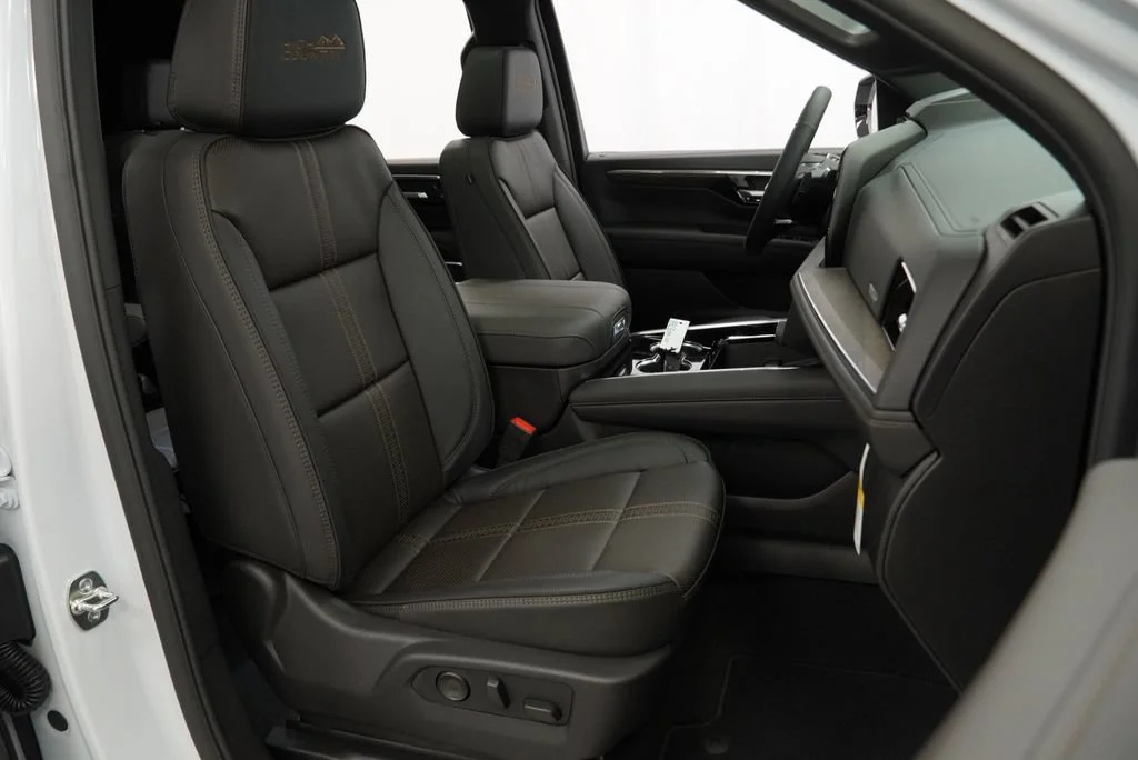 New 2026 Polar White Tricoat Chevrolet High Country image 31