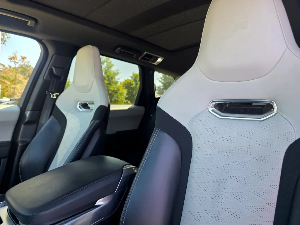 Used 2018 White Land Rover SVR image 8