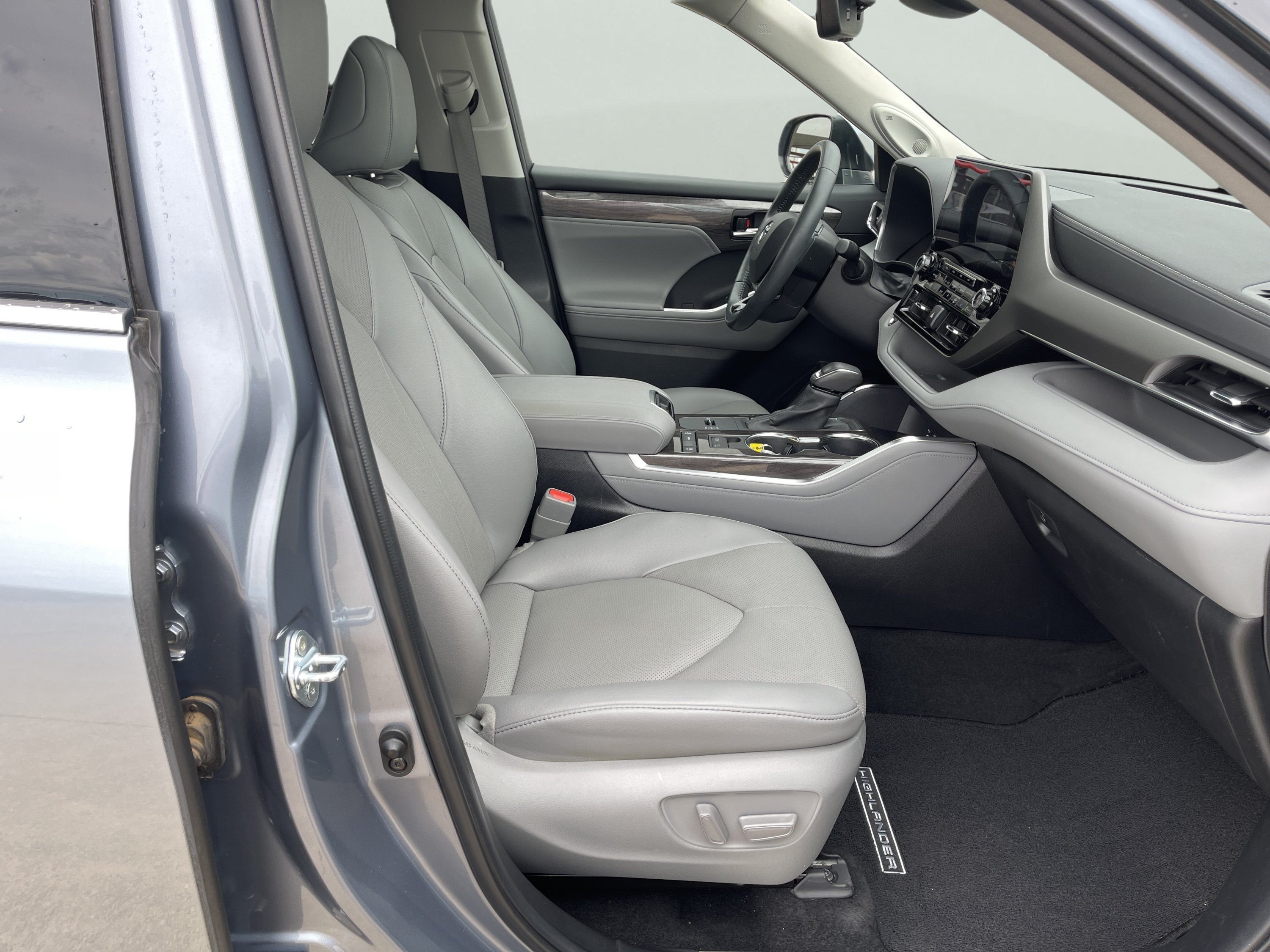 Used 2022 Moon Dust Toyota Limited image 13