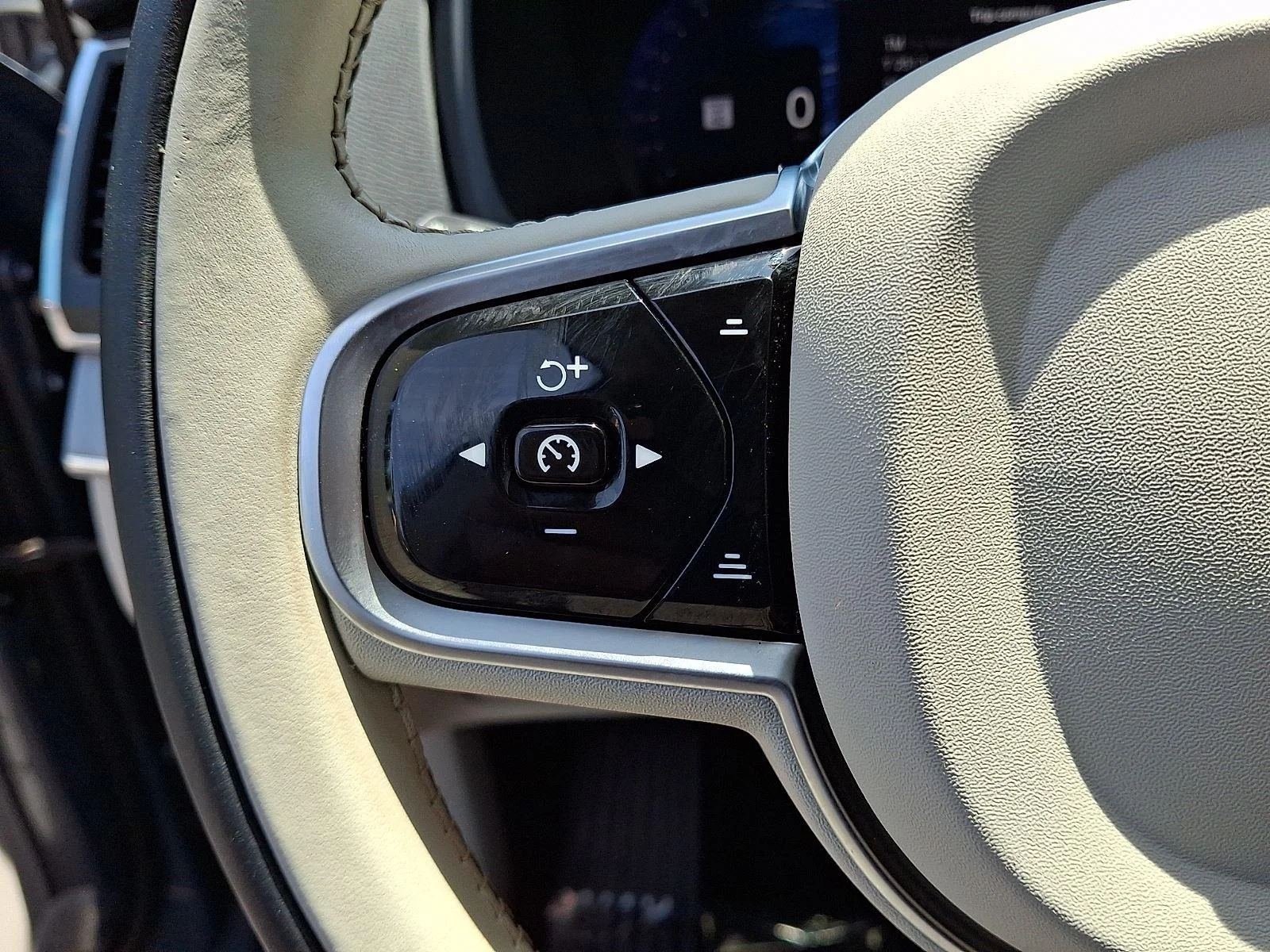 Used 2023 Thunder Grey Metallic Volvo Core image 23
