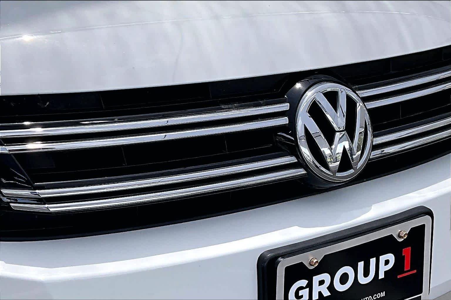 Used 2017  Volkswagen  image 30
