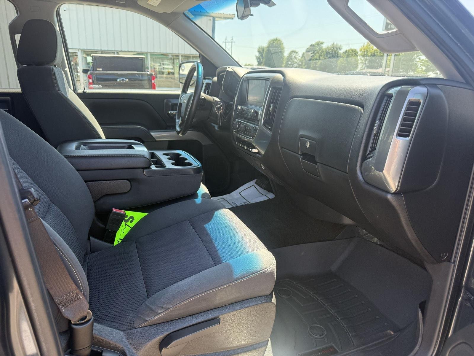 Used 2017 GRAPHITE METALLIC Chevrolet LT image 21