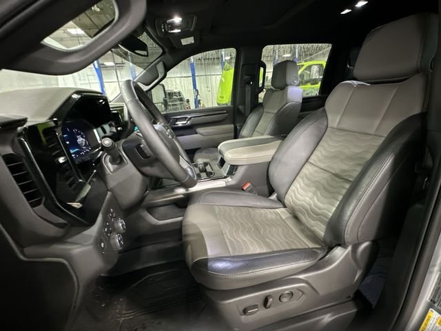 Used 2025 Gray Chevrolet ZR2 image 17