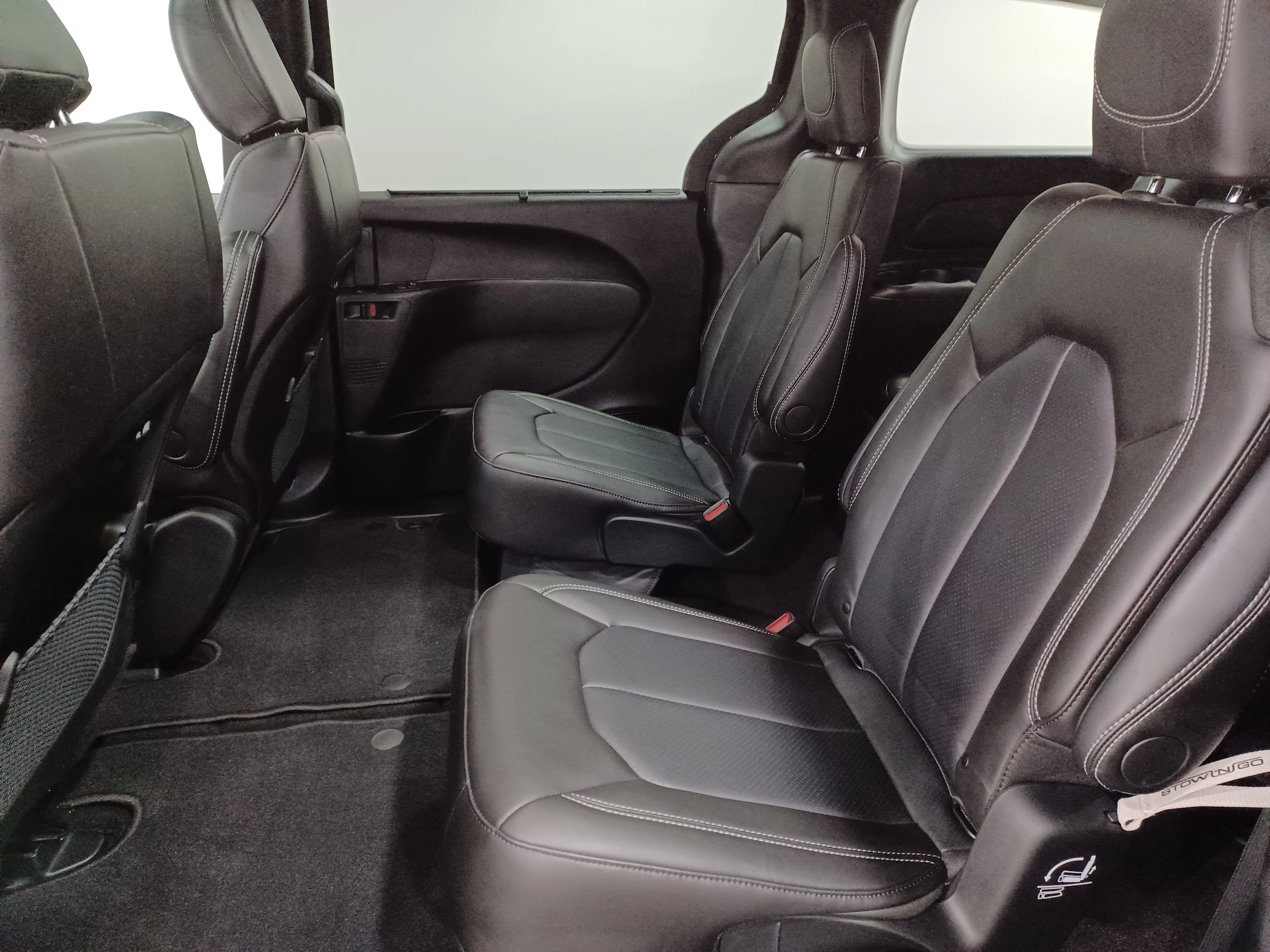 Certified Used 2026 Diamond Black Crystal Pearl Chrysler Select AWD*7 Pass | Adaptive Cruise | Remote Start | Htd Leather | Pano Roof | Htd Wheel | CarPlay image 11