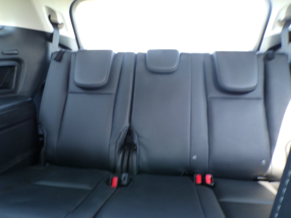 Used 2023 Crystal White Pearl Subaru Limited image 9
