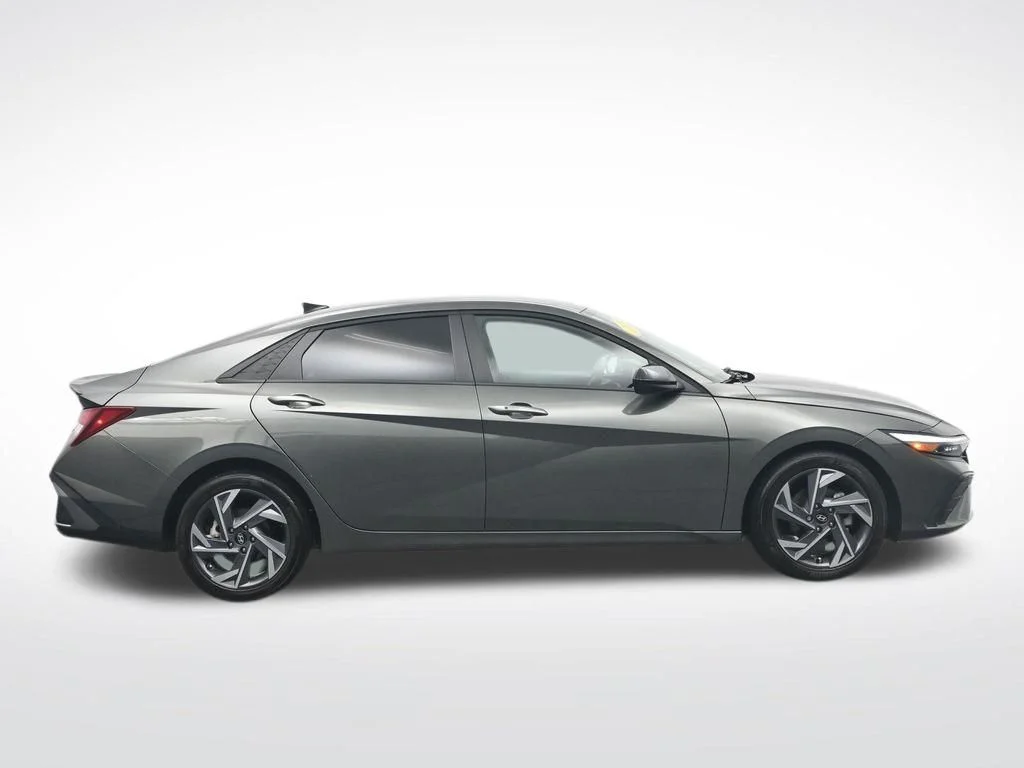 Used 2025 Amazon Gray Hyundai SEL Sport image 4