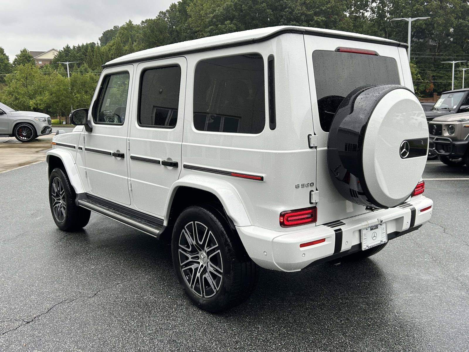 New 2027 MANUFAKTUR Moonlight White Metallic Mercedes-Benz G 580e SUV image 11